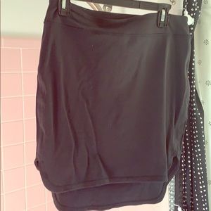 Black, mid length Louloulemon skirt